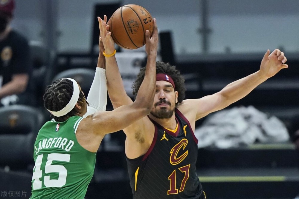  霍勒迪关键封盖 雄鹿险胜凯尔特人  