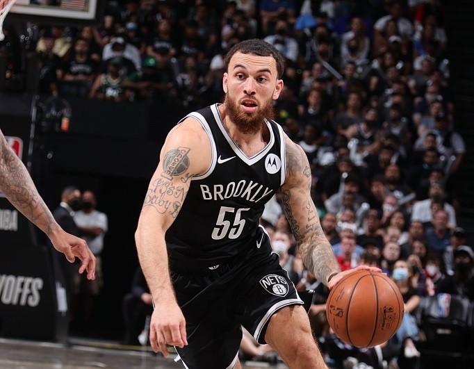  弗赖堡定位球防守形同虚设，连续失分暴露致命短板